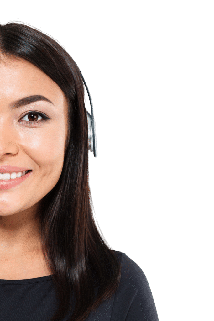 joven mujer asiatica feliz escuchando musica